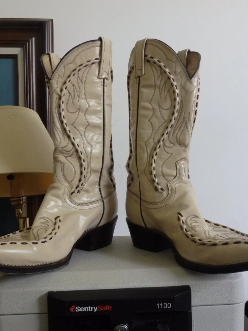 Dan Post Beige cowboy boots with buck stitching. Good shape  size 8 EW